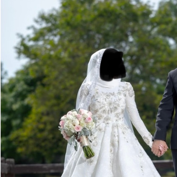 Wedding dress - Picture 4 of 9